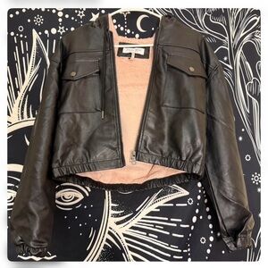 Denim Blvd - Cropped leather jacket with pink faux fur inside 🖤🩷